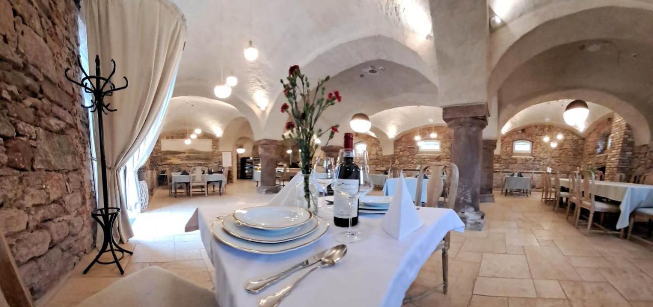 Zamek Sarny - Schloss Scharfeneck Kłodzko Esterno foto